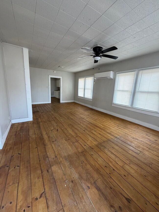 Photo - 905 W Main St