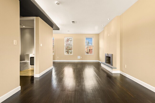 Photo - 526 Manila Ave