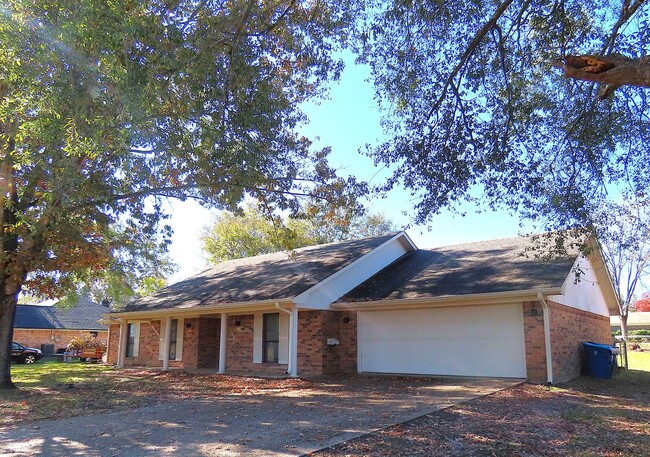 Whitehouse ISD! Spacious 3 Bedroom, 2 Bath... - Whitehouse ISD! Spacious 3 Bedroom, 2 Bath...