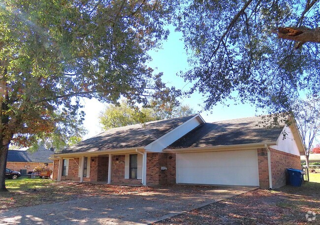 Building Photo - Whitehouse ISD! Spacious 3 Bedroom, 2 Bath...