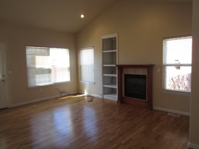 Photo - 2br/ 2ba Townhome in Gateway Park IV w/Hardwood Floors Unit 53