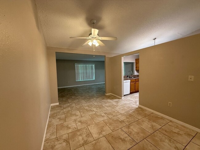 Photo - Spacious 2 Bedroom, 2 Bath, 2 car garage Home For Rent in New Port Richey!