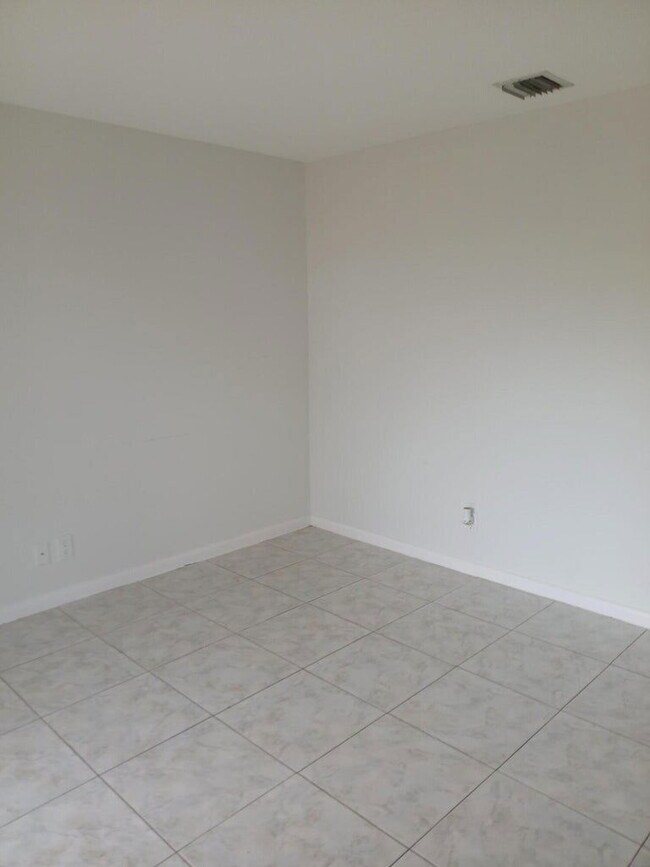 Photo - 441 Cypress Way W