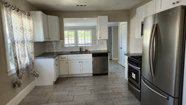 Building Photo - 440 E Arcade St