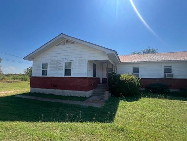 Building Photo - 305 E Stegall Dr