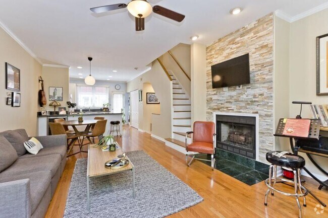 Building Photo - 3 bedroom in Chicago IL 60657 Rental