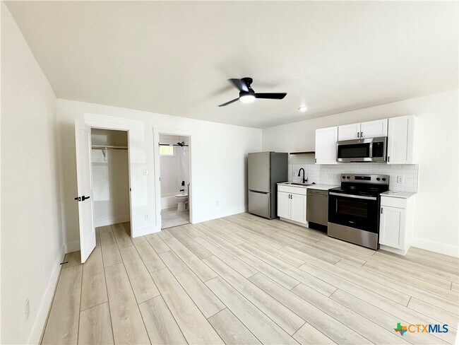 Photo - 2204 W San Antonio St Unit 6