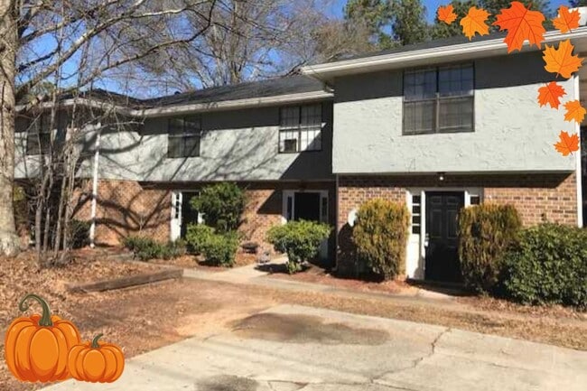 Building Photo - Welcome to the Delightful End Unit! This c... Rental