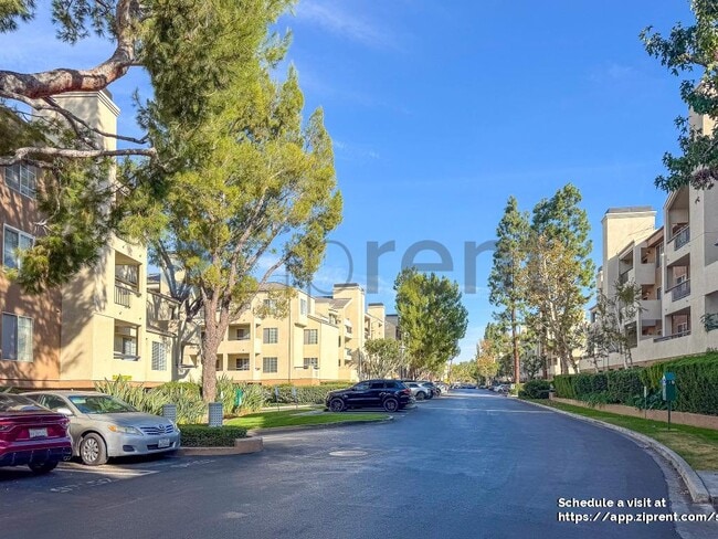 Photo - 5500 Owensmouth Ave