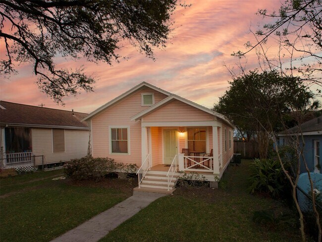 Photo - 5111 Ave Q 1/2