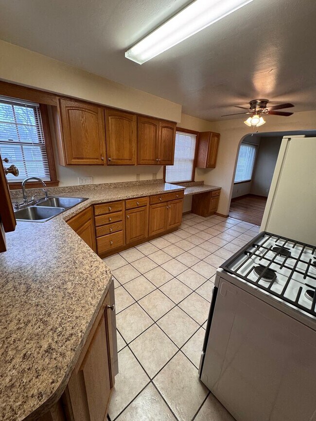 Photo - 285 E Howard St