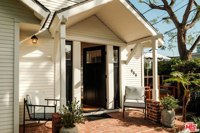 Photo - 866 N Doheny Dr