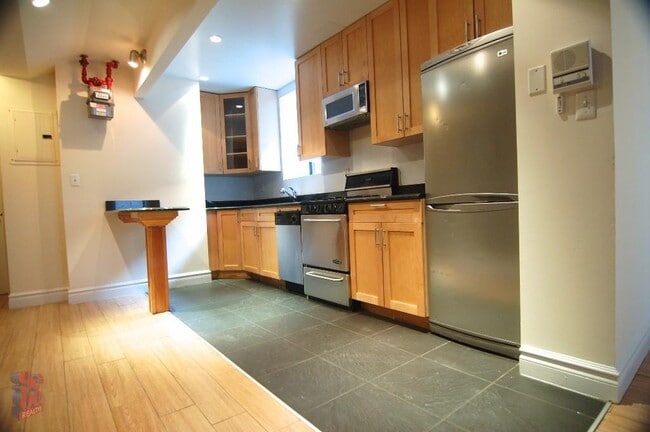 Building Photo - 340 E 18th St Rental