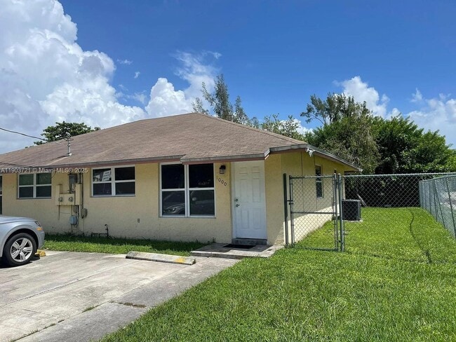 Building Photo - 1000 SW 8th St Unit 1000