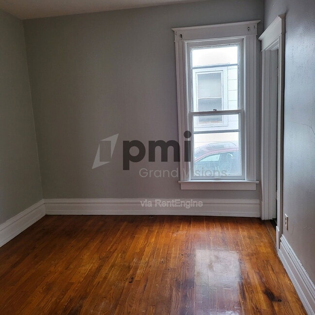 Photo - 852 W Waggoner St