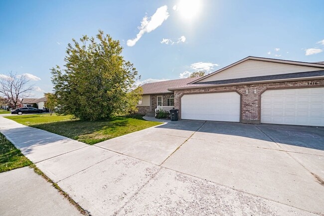 Building Photo - Single-Level 2 Bed / 2 Bath Ammon Home with Deck & Yard