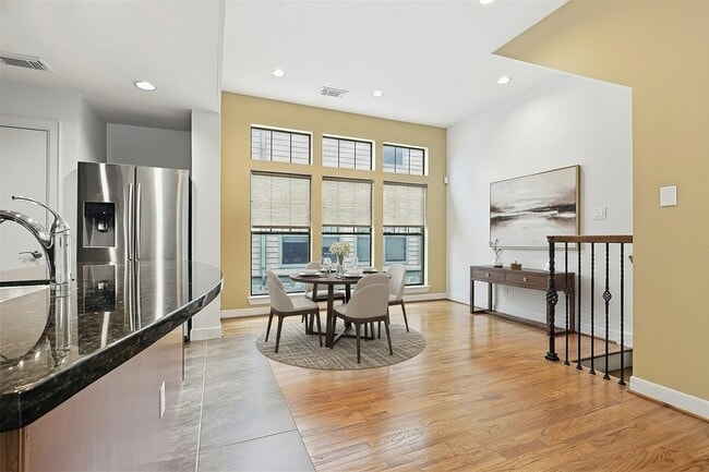 Photo - 1719 Welch St