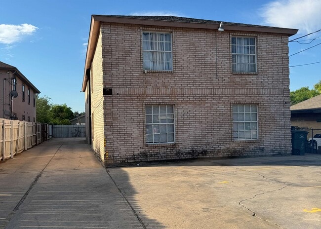 Building Photo - 3205 Chestnut St