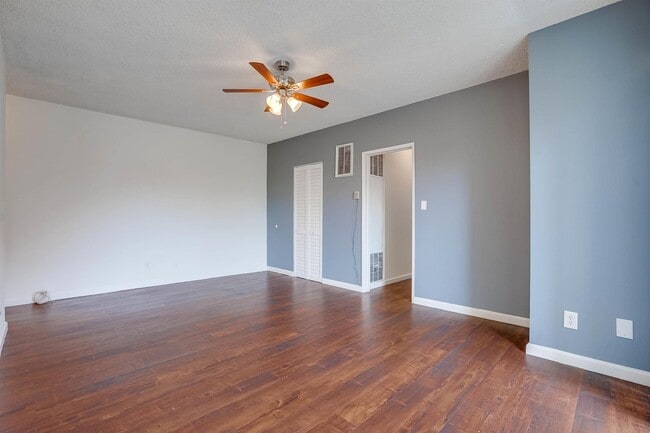 Photo - 537 W. Hyde Park Blvd