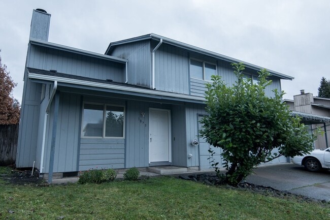 Updated 3 bedroom 1.5 bathroom duplex! - Updated 3 bedroom 1.5 bathroom duplex! House