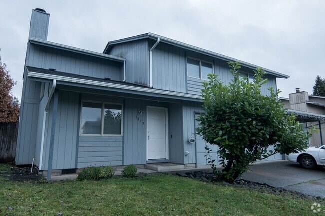 Building Photo - Updated 3 bedroom 1.5 bathroom duplex! Rental