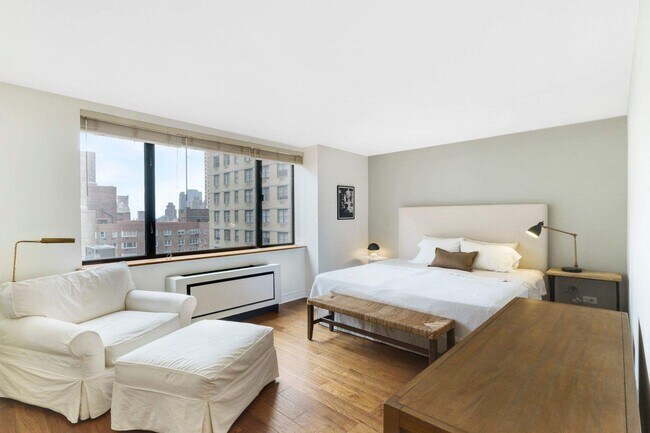 Photo - 30 W 61st St