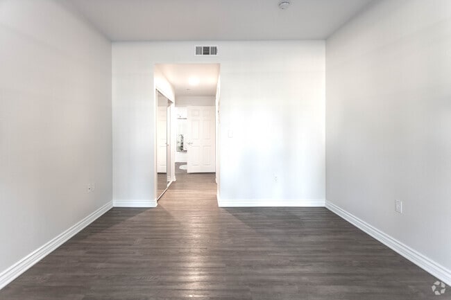 2BR, 2BA-1313 SF