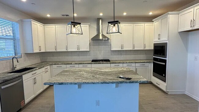 Building Photo - Large North Peoria Home