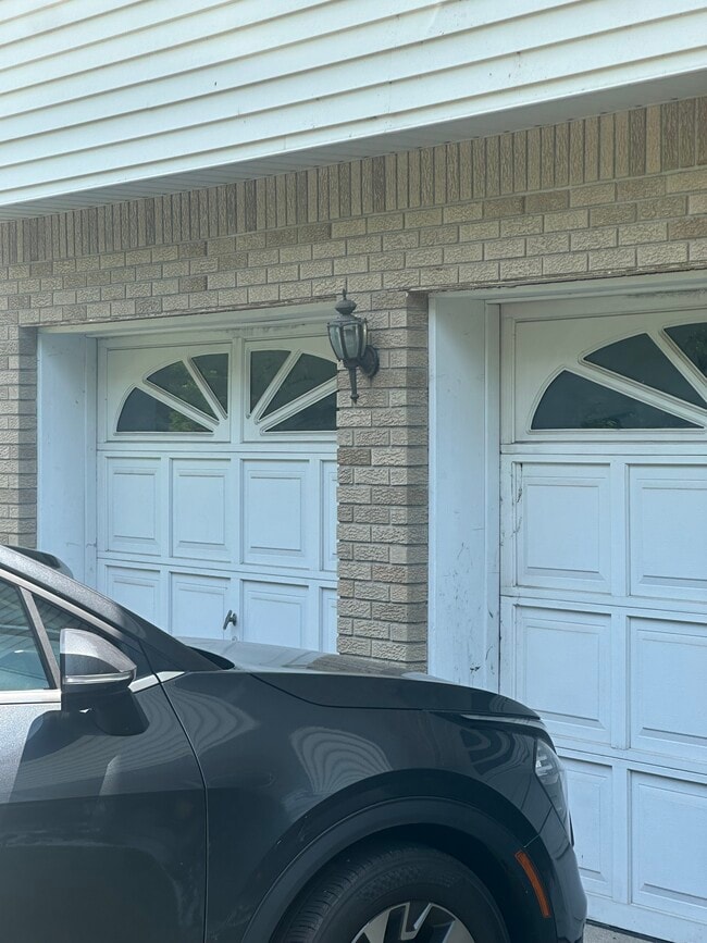 2 Car Garage - 246 Lee St Unit 1