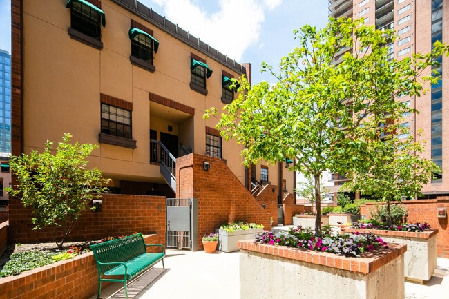 Building Photo - 1512 Larimer St Rental