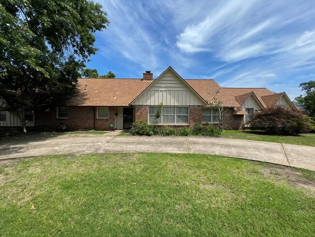 Building Photo - 3 bedroom, 2 bath, 2 living areas, 2 car garage Ranch style home nestled on a corner lot
