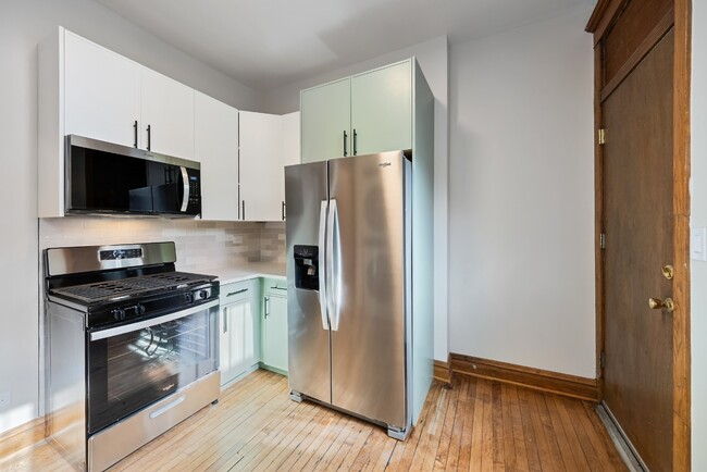 Photo - Renovated Logan Square 3 Bedroom - Available March 15th! Unidad 1
