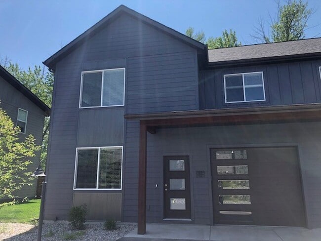 Building Photo - Beautiful Well Lit Four Corners Condo