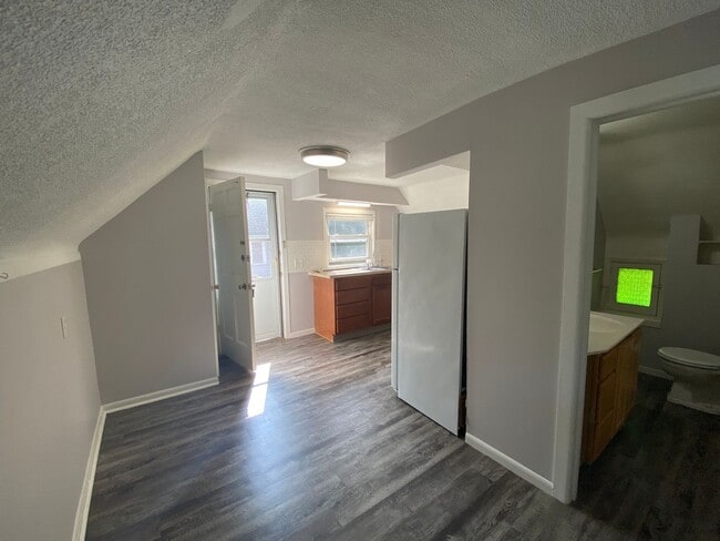 Photo - 1 Bed / 1 Bath Upstairs Unit with Private Balcony – Riverside Gardens Unit Coit 4