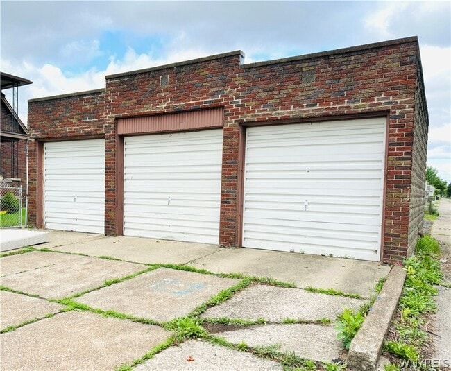 Photo - 2498 Woodlawn Ave