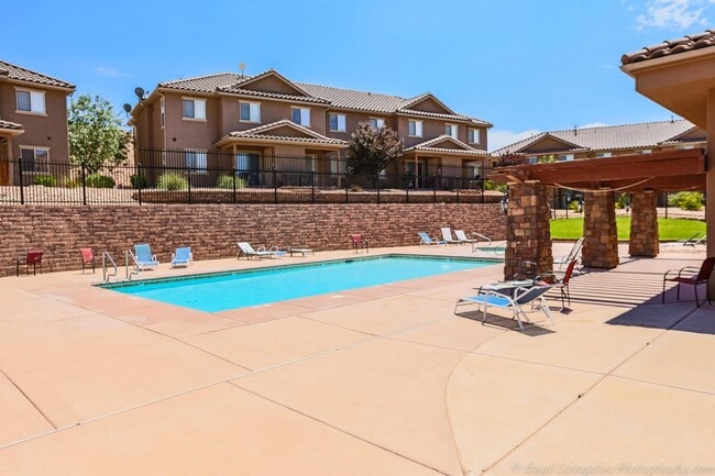 Building Photo - 3 Bedroom 2.5 Bath Home With a Community P...