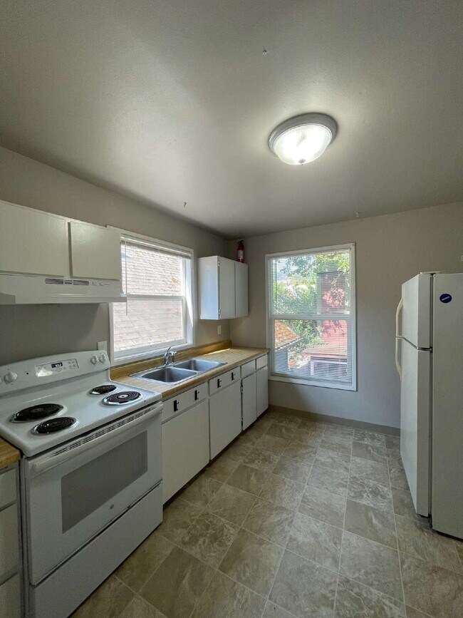 Photo - Spacious 3-Bedroom, 2-Bathroom Apartment with **Portable AC Unit Included** in NW Portland Unit 4