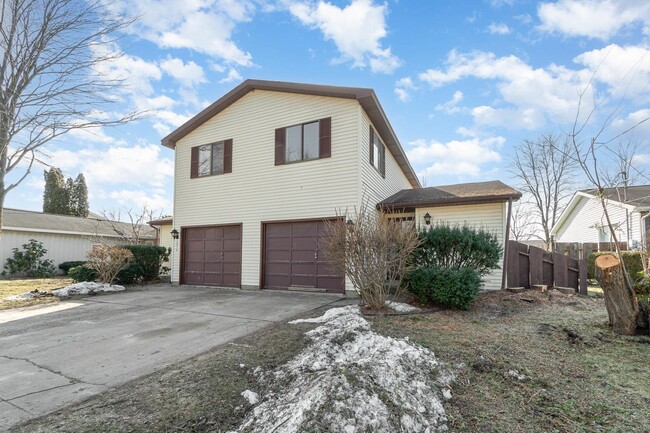 Photo - 2 Bedroom Rental Duplex with Attached Garage $1300/month