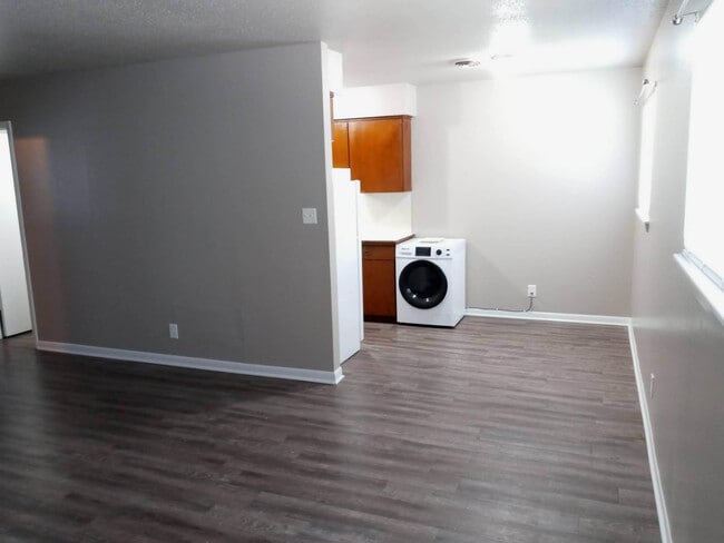 Cocina/Lavandería/Comedor - 9909 E 12th St Unidad Apt C