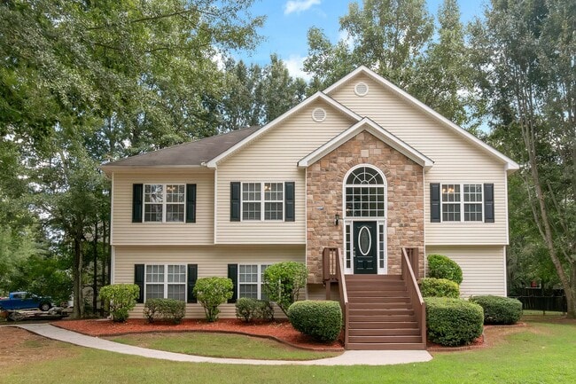 Building Photo - Impressive 4 Bed, 3 Bath Home with Fenced ...