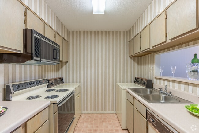 2BR, 2BA Townhouse - 1350SF