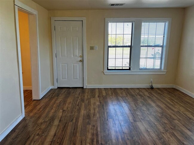 Photo - 102 E Carrie Manor St