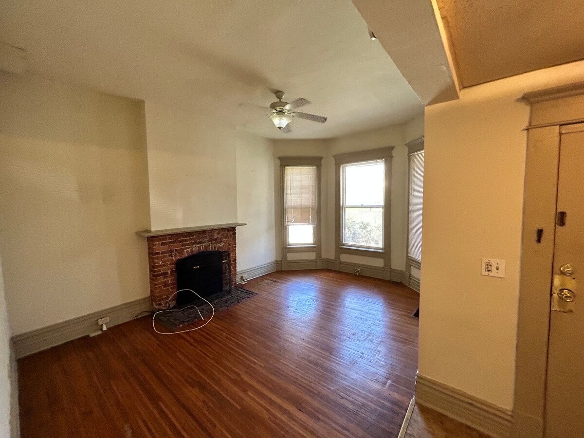 living room (old paint scheme) - 83 W 2nd Ave Unidad 102