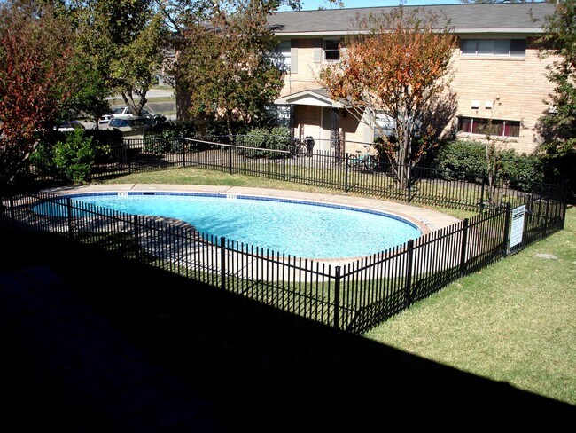 1230 Shadowdale Dr