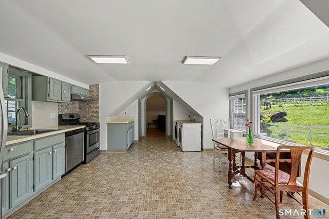 Photo - 723 Riverbank Rd