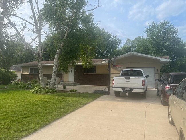 525 Meadow Ln