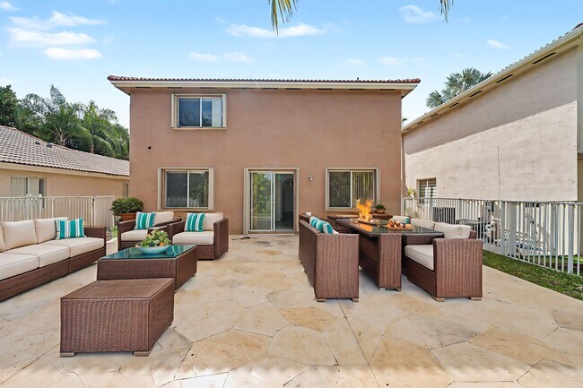 Gran patio trasero con fotos de IA - 4015 Banyan Trails Dr