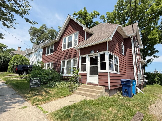 Building Photo - 406 W Washington Ave Unit Apt #3