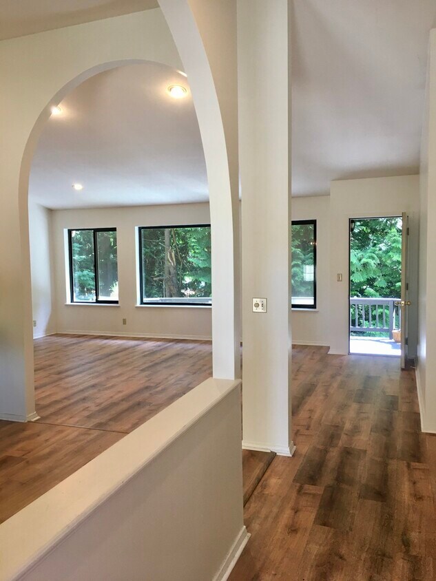 Open concept living and dining area with LVP flooring which open to deck and back yard - 840 Cherry Ave NE (Bainbridge Island, WA)