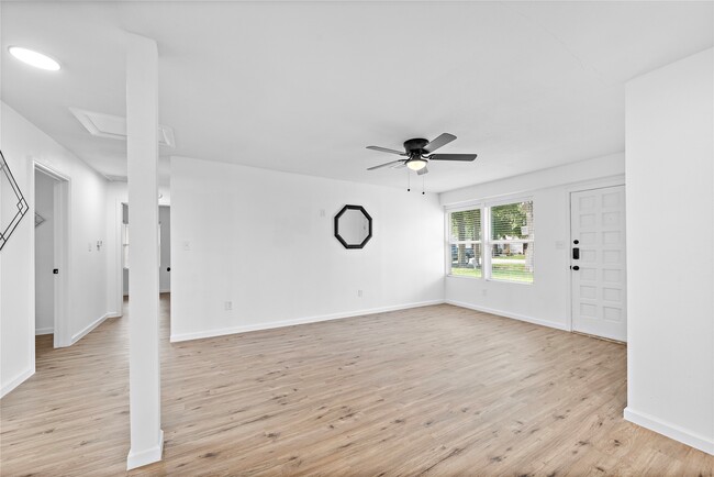 Photo - 6210 Rolland St